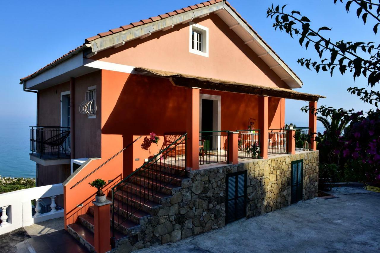 Agriturismo Un Mare Di Fiori Вентимиля Екстериор снимка